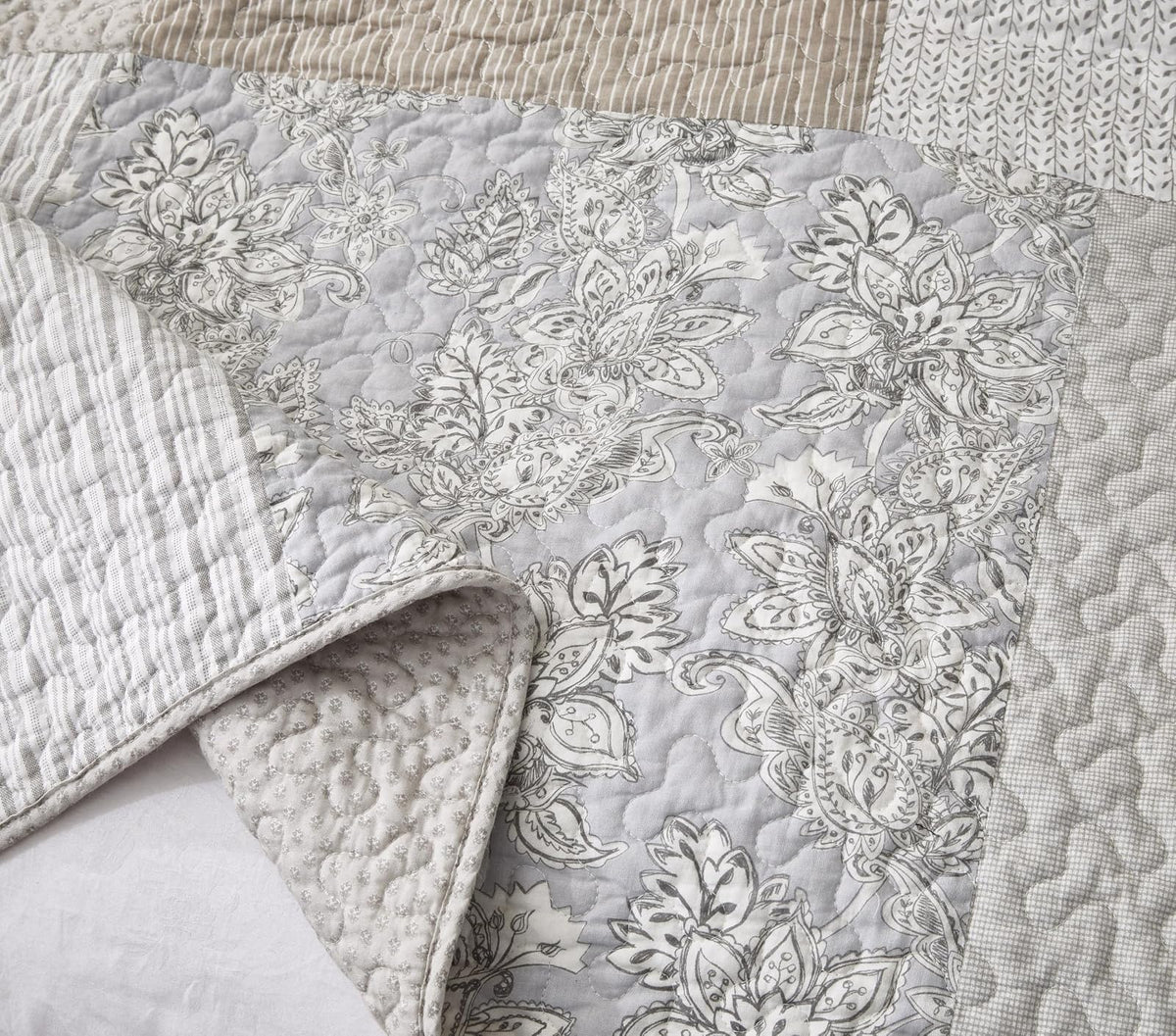 Chezmoi Collection Quinn - Juego de edredón de 3 Piezas con diseño de Flores de Hibisco, diseño de Rayas de Caramelo, Color Gris Topo Neutro, Colcha Reversible Ligera, tamaño King