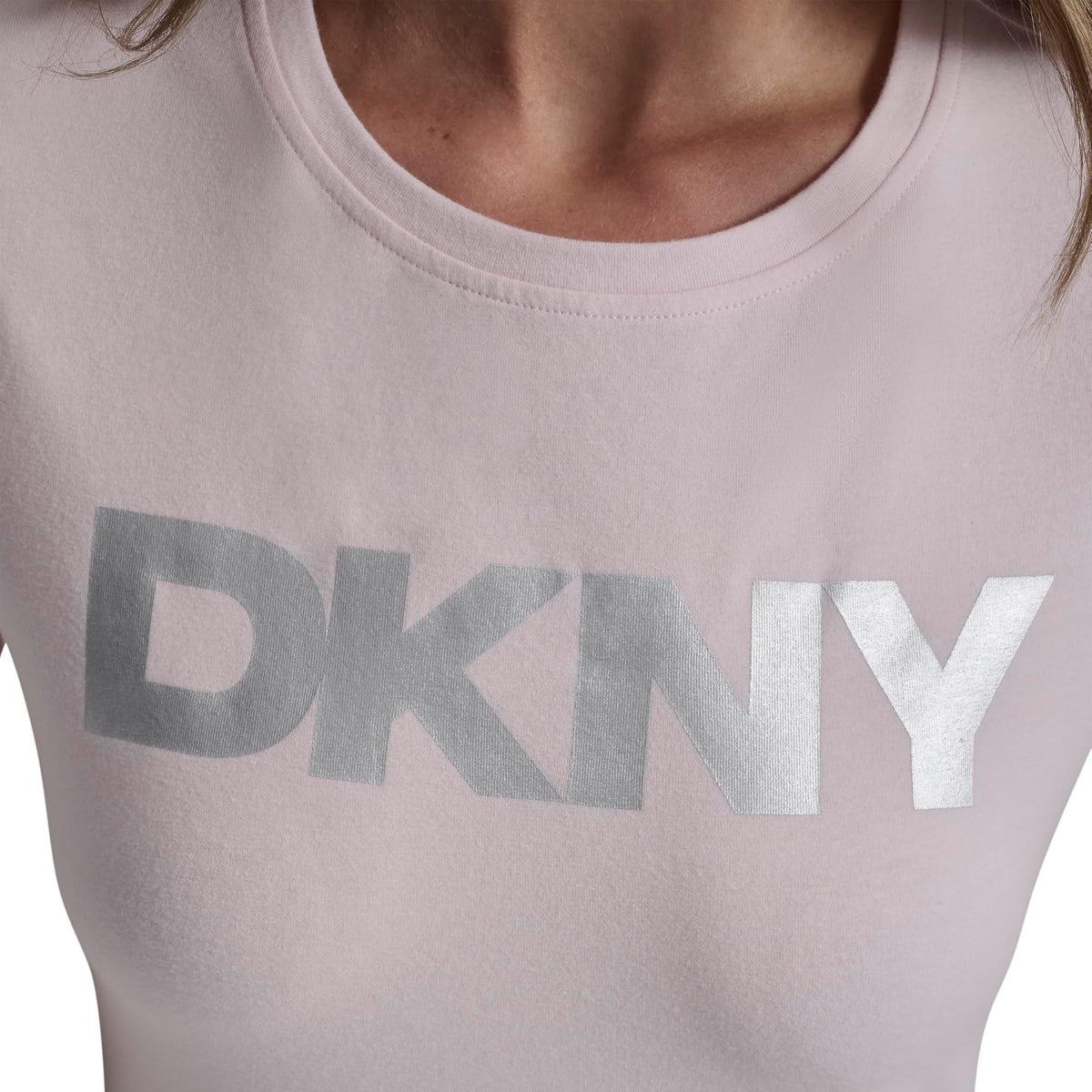 DKNY - Playera de Manga Corta con Logotipo de Aluminio para Mujer