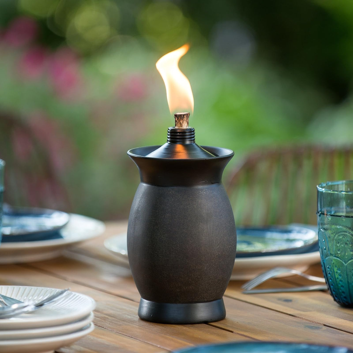 TIKI - Antorcha de Resina para tarros, diseño 4 en 1, 64 Pulgadas, Resistente a la Intemperie para Patio, jardín y césped, Color de Piedra, Incluye Mecha y Descanso de Larga duración, decoración de