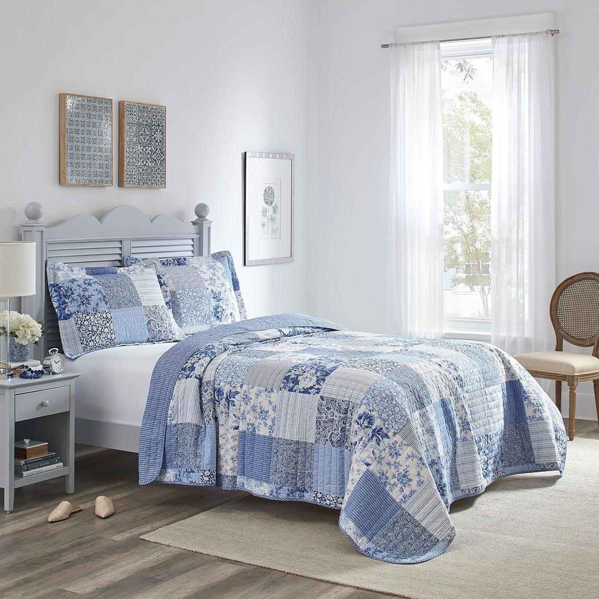 Laura Ashley - Juego de edredón Individual, Ropa de Cama Reversible de algodón con Funda a Juego, decoración del hogar Inspirada en la Granja (Estampado de Patchwork Azul, tamaño Individual)