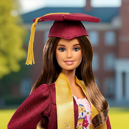 Muñeca de Moda Barbie Signature Graduation Wishes con Bata de Color Burdeos y Gorra de Borla, Juguete Coleccionable en Embalaje de Regalo
