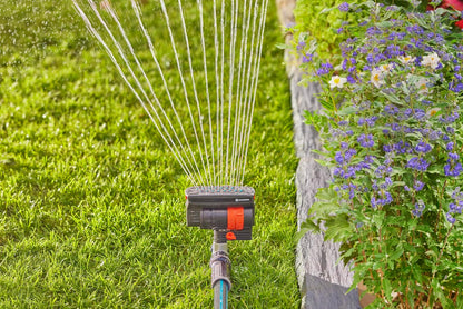 GARDENA 20575 | Hasta 2300 pies cuadrados - ZoomMaxx Aspersor oscilante ajustable en el escalón de metal para riego de césped de gran área con roscas de manguera de EE. UU., patio y jardín. Gardena