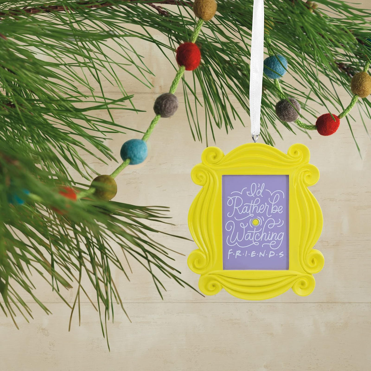 Hallmark Friends - Marco de Adorno navideño de Resina