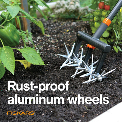 Fiskars Cultivador Telescópico | 40-60 pulgadas, 16 oz, manual, negro, FiberComp, acero