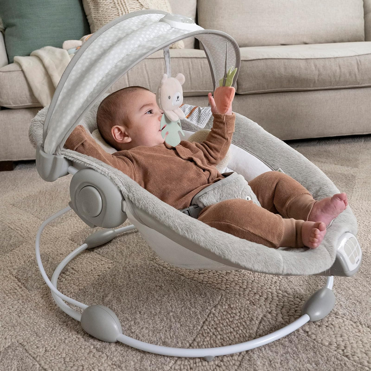 Ingenuity Mecedora con Barra de Juegos con Felpa para Bebés