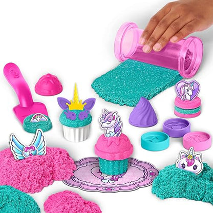 Kinetic Sand, set de juego Tienda de pasteles de unicornio, 453 g de Kinetic Sand (turquesa y rosa), 8 herramientas de unicornio, juguetes sensoriales para niños y niñas a partir de 3 años