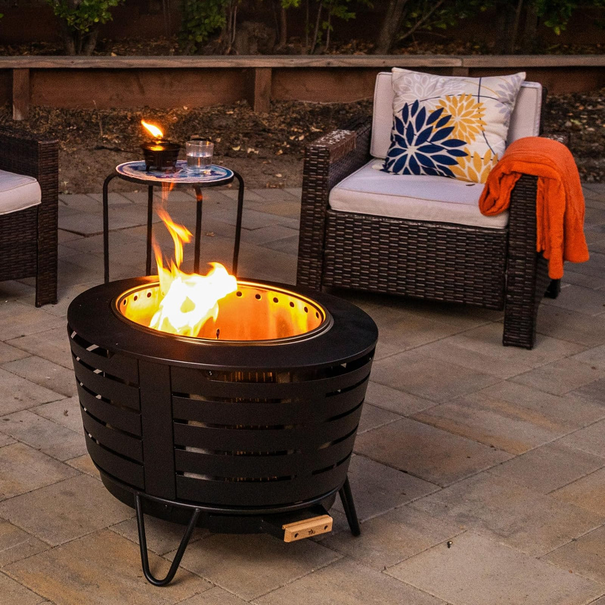 TIKI - Linterna de Mesa pequeña para fogata, 2 Unidades, Decorativa para Exteriores, para Patio, jardín y jardín, Linterna de Llama de Metal Negro, Incluye Mecha de Larga duración y Amortiguador