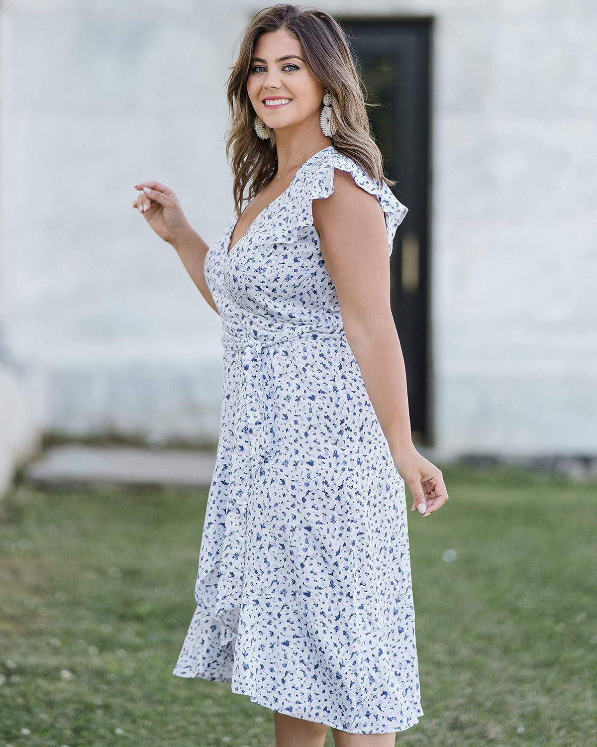The Drop Vestido Para Mujer, Midi Cruzado con Vuelos, Blanco/ Estampado Azul por @caralynmirand