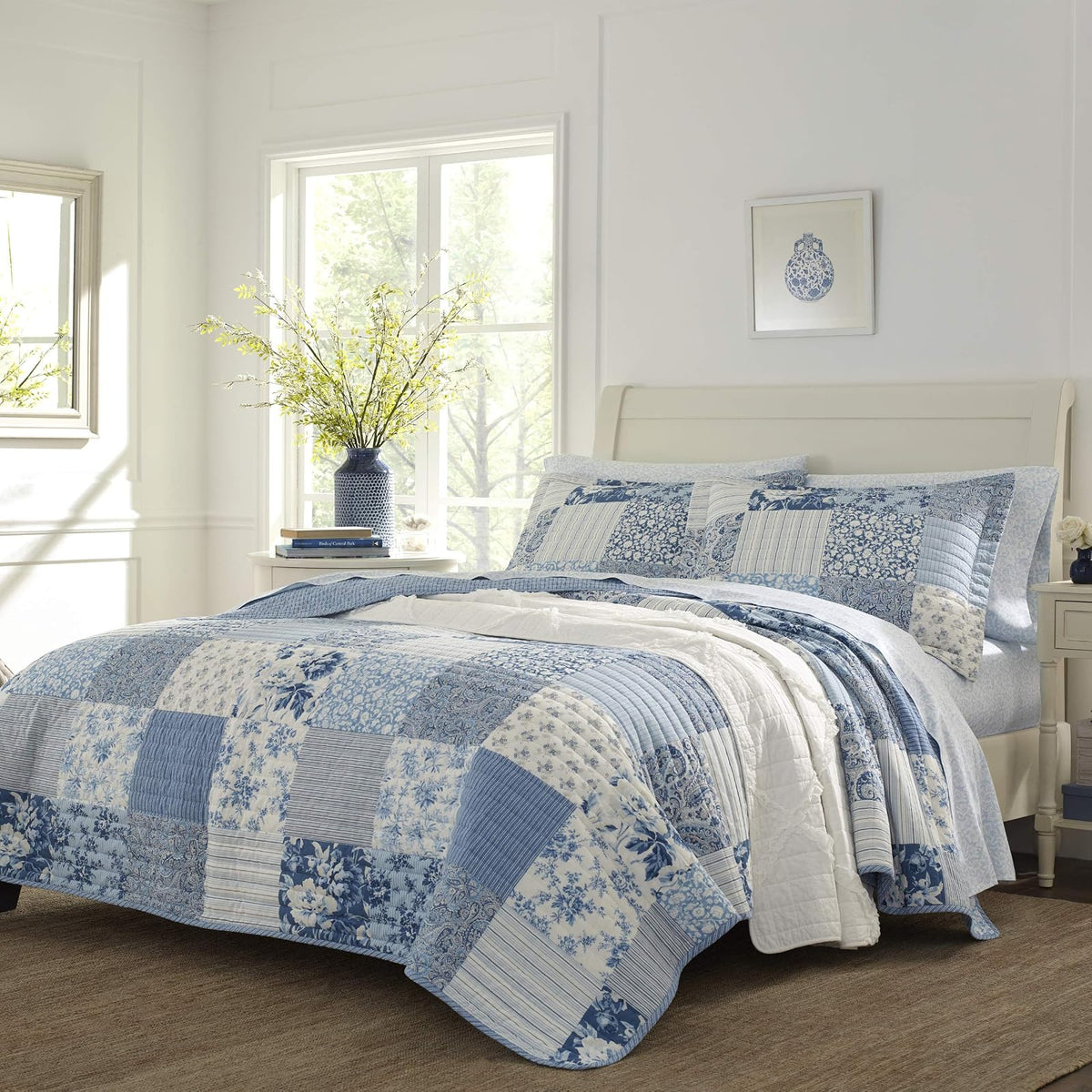 Laura Ashley - Juego de edredón Individual, Ropa de Cama Reversible de algodón con Funda a Juego, decoración del hogar Inspirada en la Granja (Estampado de Patchwork Azul, tamaño Individual)