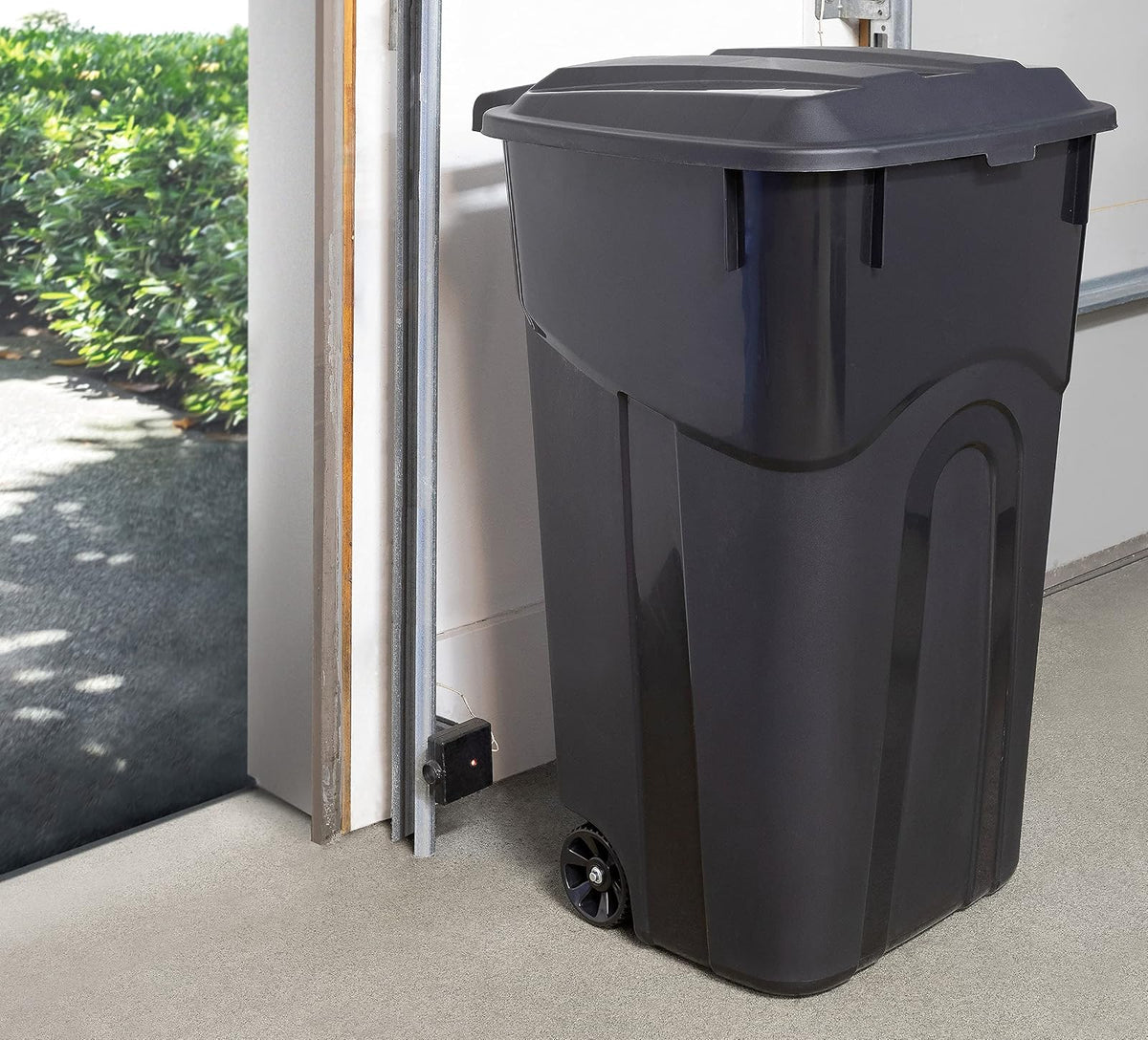 United Solutions - cubeta de basura con ruedas de 32 galones para exteriores con tapa de cierre a presión y asas resistentes, color negro, construcción resistente, perfecto para patio trasero, terraza