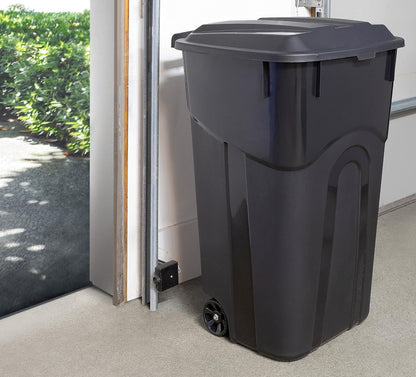 United Solutions - cubeta de basura con ruedas de 32 galones para exteriores con tapa de cierre a presión y asas resistentes, color negro, construcción resistente, perfecto para patio trasero, terraza