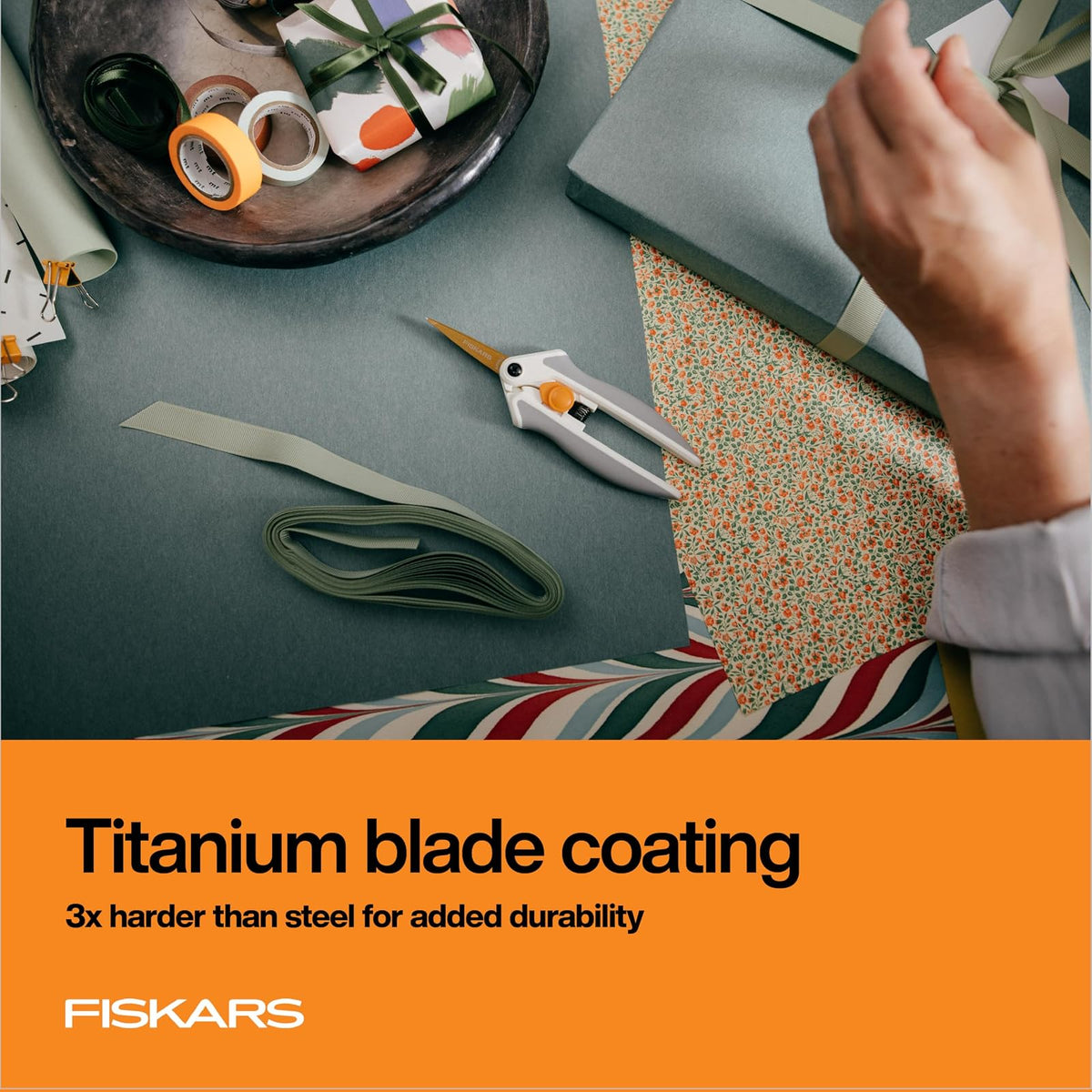 Fiskars - Tijeras de titanio de fácil acción, cuchillas afiladas para cortar precisión y ángulos con diseño de resorte de fácil acción, suministros de manualidades, mango asistido SoftGrip