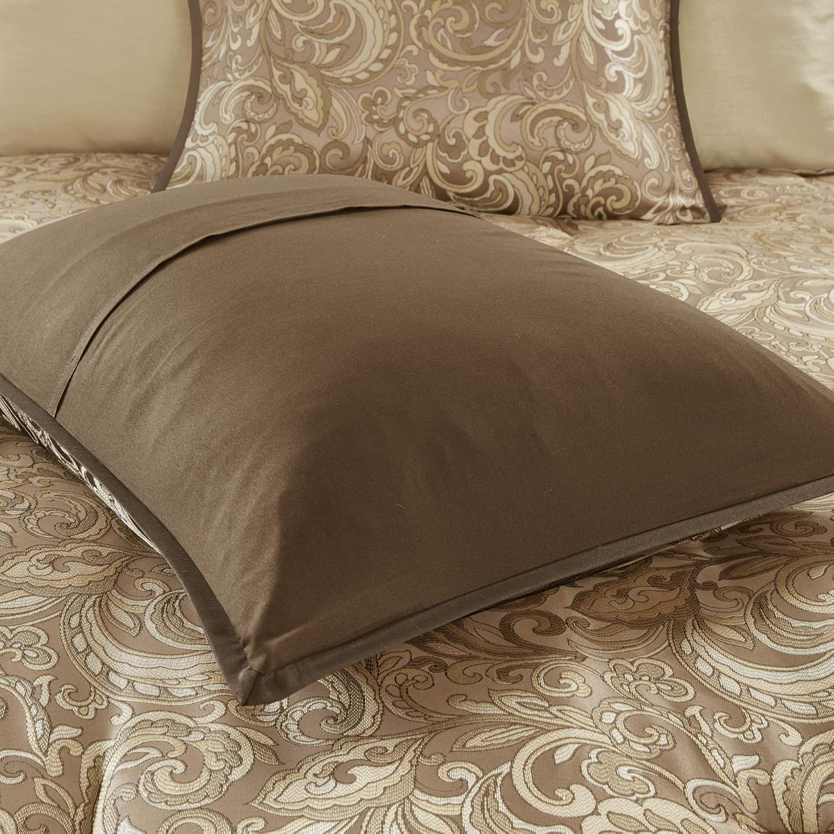 Madison Park Essentials Edredón Brystol Queen | 24 piezas, café, cachemira jacquard, seda sintética, hipoalergénico, juego para habitación