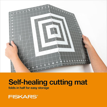 Fiskars - Juego de 3 piezas de cortador rotativo de hoja de 45 mm para tela, alfombrilla de corte auto curativa y regla de costura, suministros para manualidades, blanco/gris