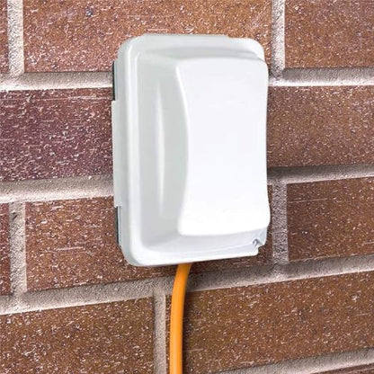Taymac - Cubierta para receptáculo de salida individual resistente a la intemperie, 6.7 cm de profundidad, Blanco, Blanco