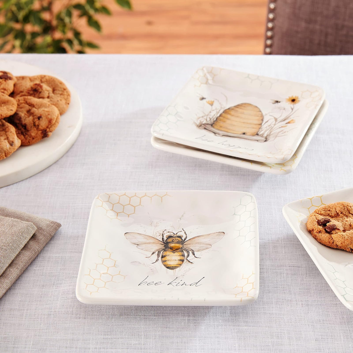 Bee Sweet - Platos de canapé y almuerzo de 6 pulgadas, juego de 4 diseños surtidos de abejas y florales con refranes edificantes, platos de aperitivo de cerámica duraderos para entretenimiento de