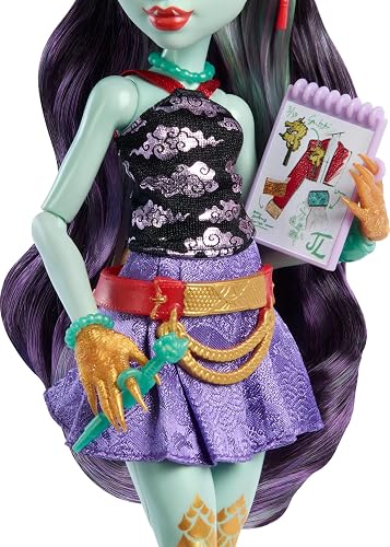 Monster High - Muñeca de dragón Jinafire Long Cloudy Yun Yun y 7 Accesorios Incluyendo un álbum de Dibujo, Bebida de Yogur y Mochila, Juguete para niños de 4 años de Edad, HYV58