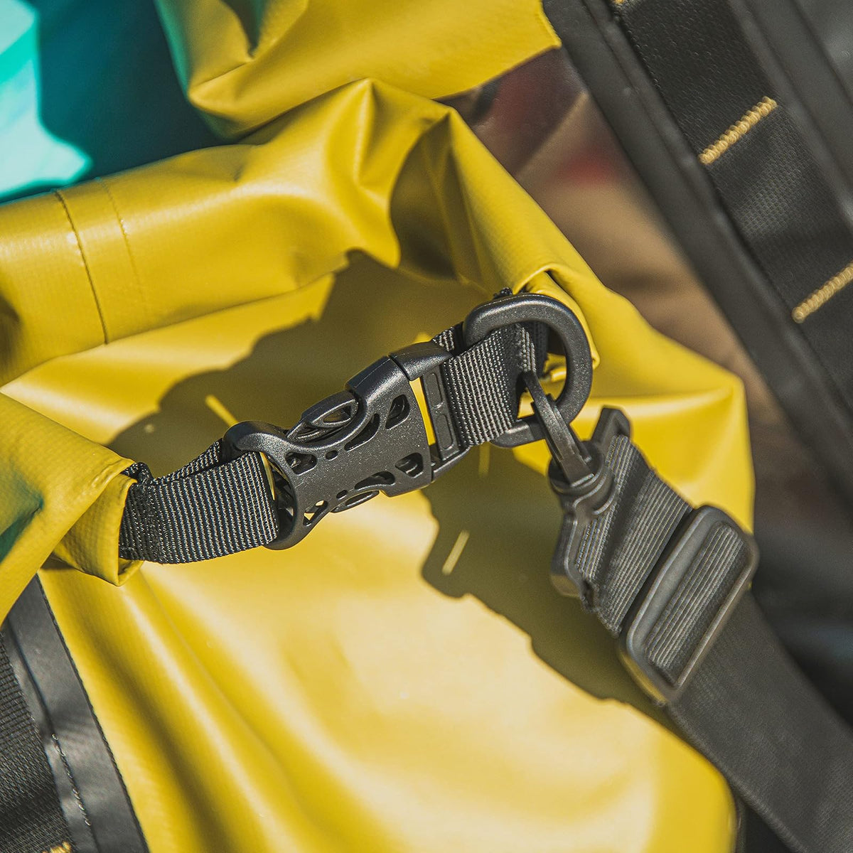 Pelican Bolsa seca impermeable – Exodry – Gruesa y ligera – Saco de compresión seco con tapa enrollable que mantiene el equipo seco para kayak, canotaje, playa, rafting, senderismo, camping y pesca