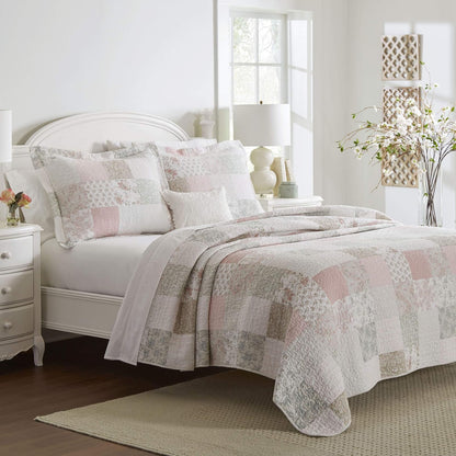 Laura Ashley - Juego de edredón tamaño King, Ropa de Cama Reversible de algodón con Fundas a Juego, decoración del hogar Inspirada en los Retazos (Celina Patchwork Rosa/Salvia, King)