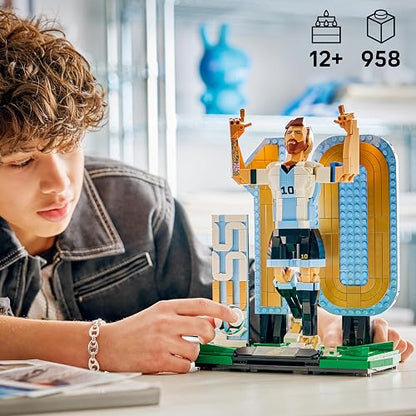 Lego Editions Lionel Messi: Leyenda del Futbol – Set de Construcción – Decoración Coleccionable Inspirada en el Futbol – Set de Exhibición – Regalo para Niños y Niñas – 43015