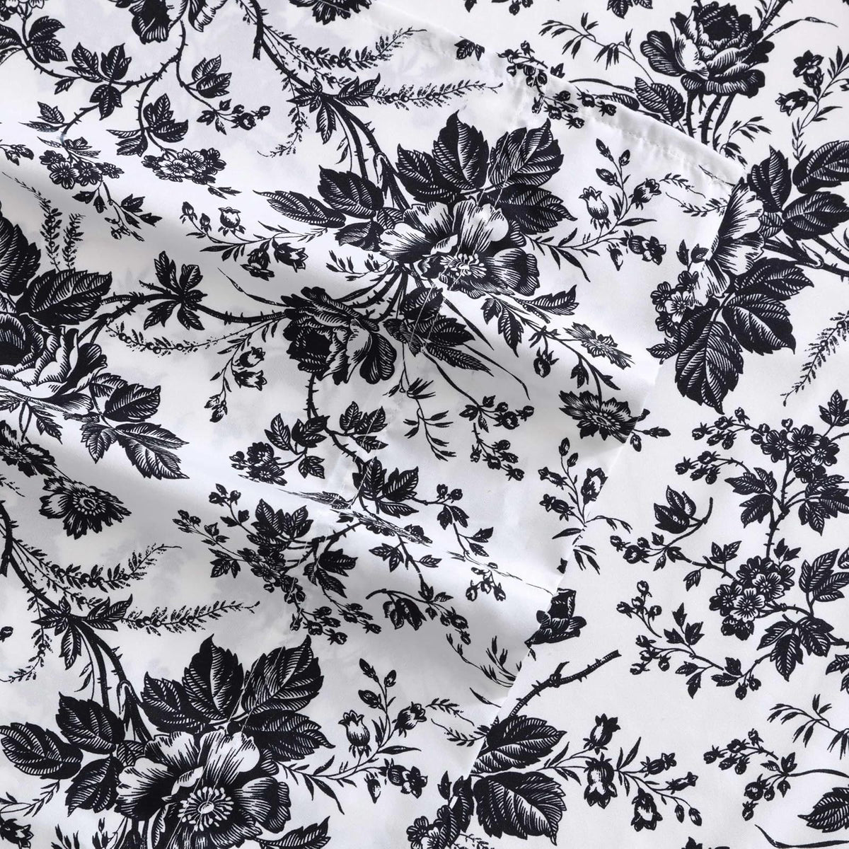 Betsey Johnson - Sábanas de Cama Queen, Suave y Ligera, Resistente a la decoloración y a Las Arrugas (Betseys Toile Black, Queen)