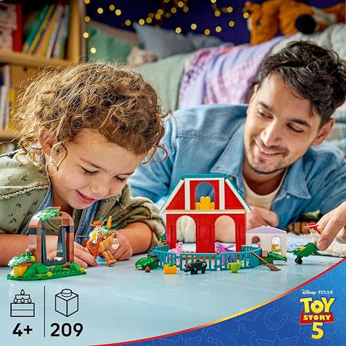 LEGO | Disney y Pixar Toy Story 5 Rancho Ecuestre de Blaze – Set de Construcción de Juguetes – Juego con Caballeriza Construible, Woody y Jessie para Niñas y Niños – 43304