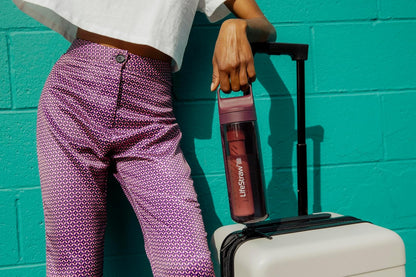 LifeStraw Go Series - Botella de Filtro de Agua sin BPA para Viajes y Uso Diario Elimina bacterias, parásitos y microplásticos, Mejora el Sabor, Merlot Me Away de 22 onzas