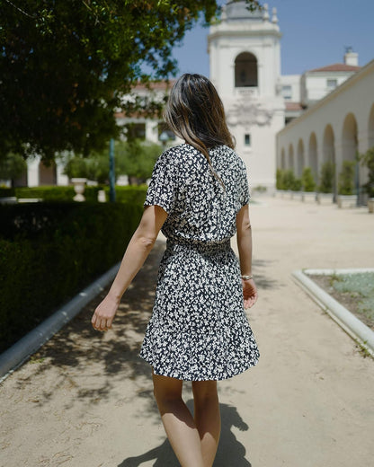 The Drop Minivestido Para Mujer, de Cintura Fruncida, Negro con Estampado Floral, por @spreadfashion
