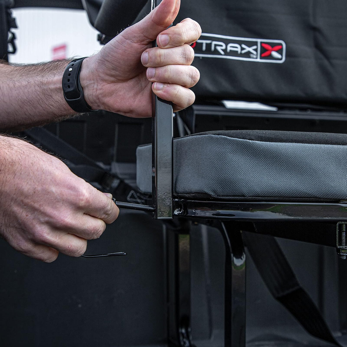 YUTRAX® - Asiento de montaje universal UTV, accesorio UTV, aumenta la capacidad de asiento, marco de acero resistente, asiento y respaldo acolchados, asiento abatible hacia arriba, fácil de montar