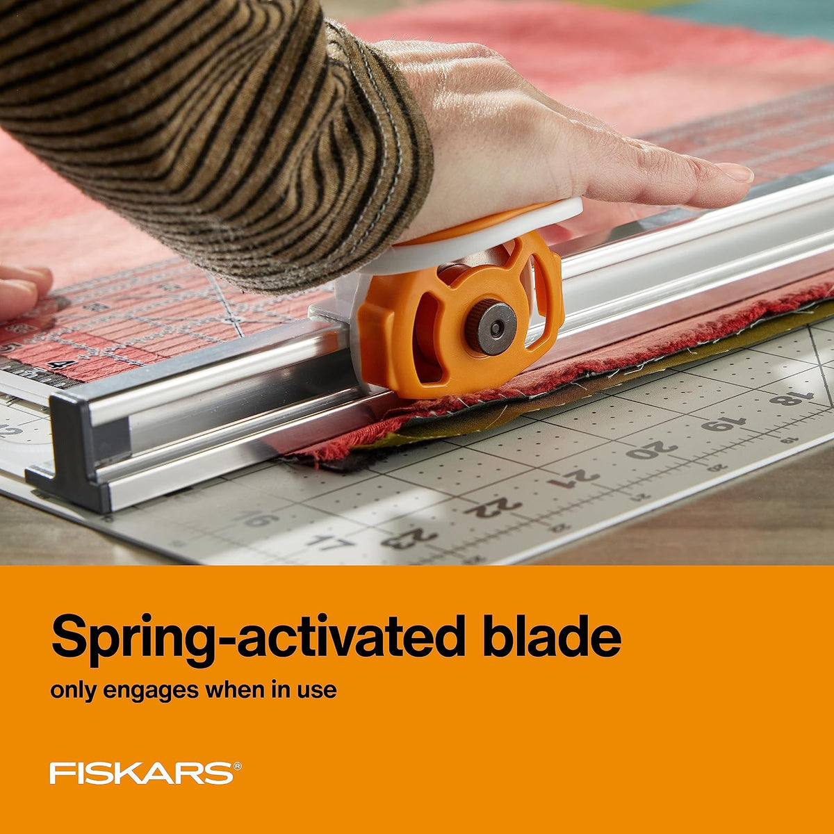 Fiskars 15,2 x 61 cm Rotary Cutter y regla Combo (195130 – 1001) | Hoja giratoria de acero de alta calidad de 45 mm, corta varias capas de tela, mango ergonómico, rejilla de medición integrada