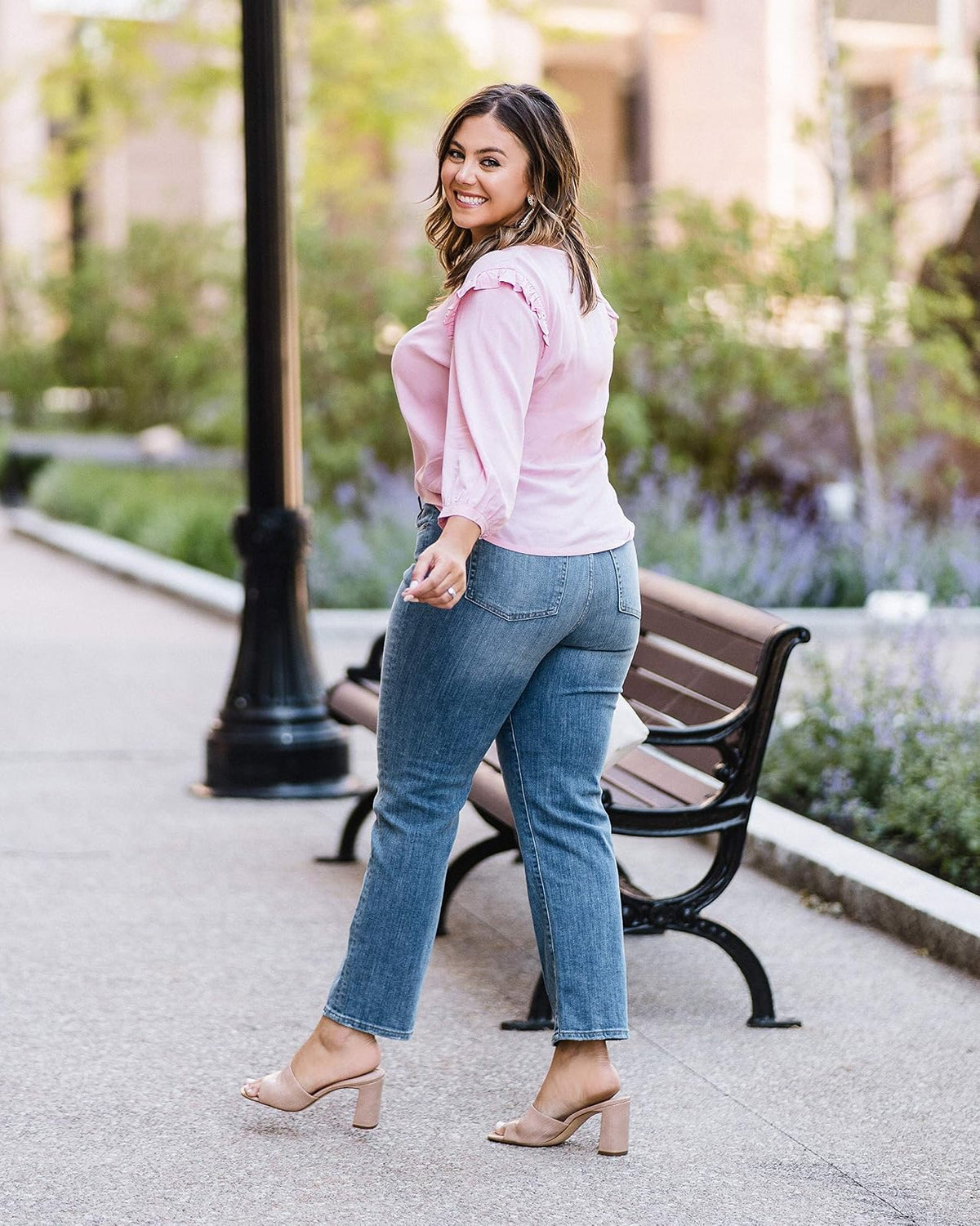 The Drop Top Para Mujer, con Cuello en V y Hombros Volados, Rosado, por @caralynmirand