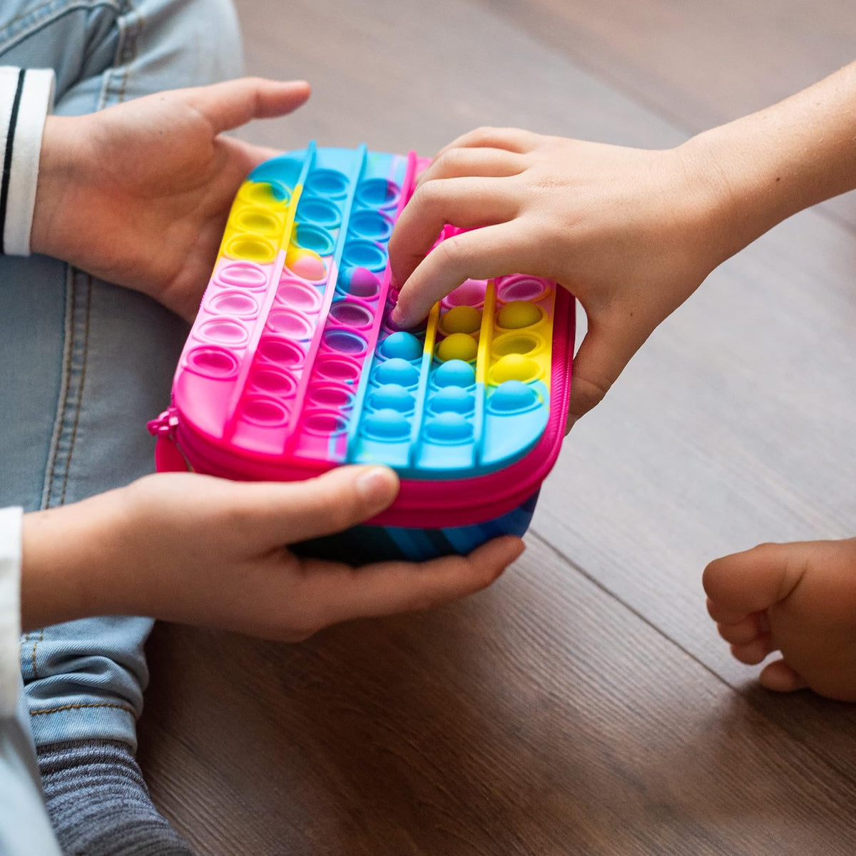 ZIPIT POP - Caja de lápices para niñas, juguete para la ansiedad, estuche sensorial de silicona para presionar, estuche para lápices de gran capacidad (arco iris)