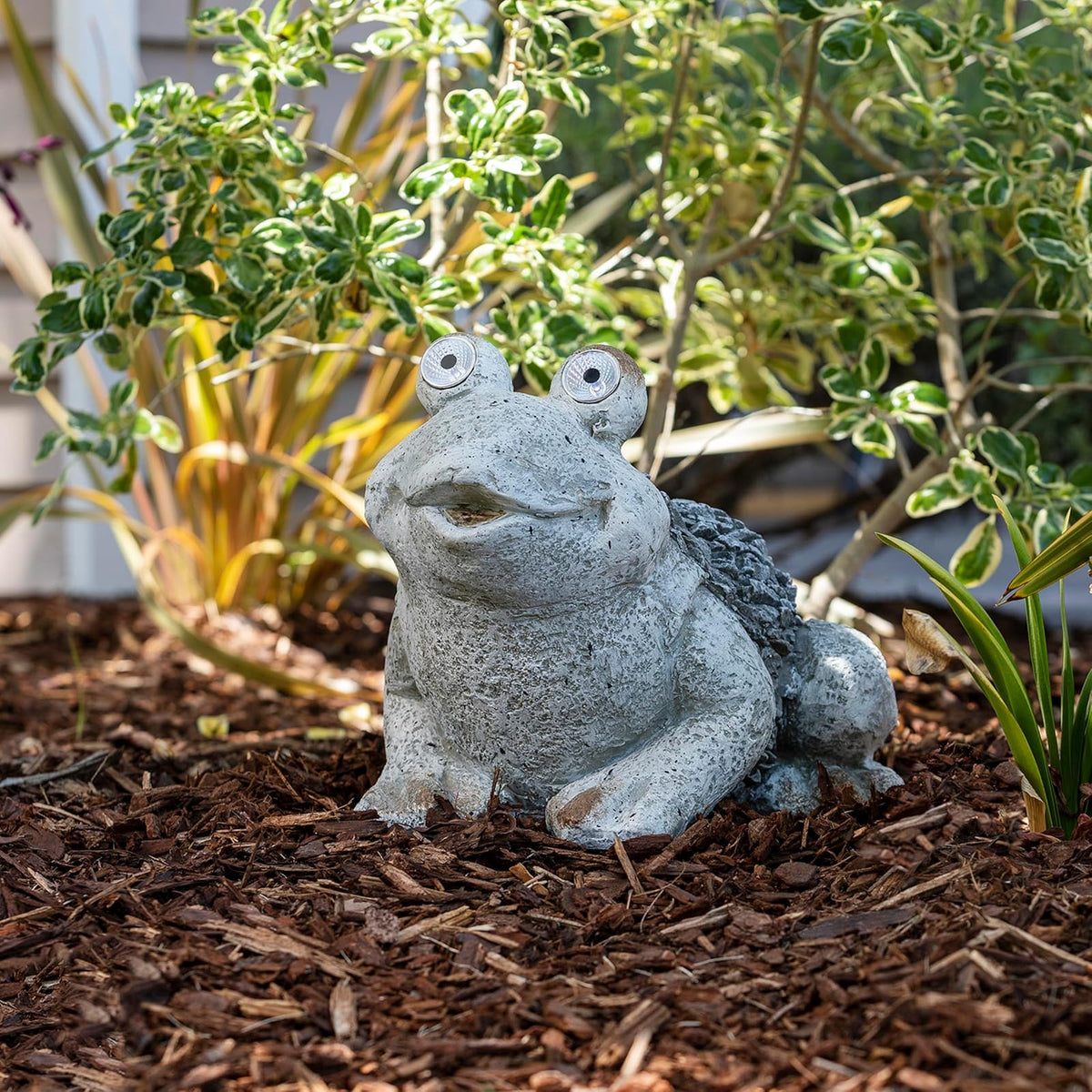 Alpine Corporation 12" Tall Outdoor Solar Powered Frog Yard Statue with LED Lights, Gray