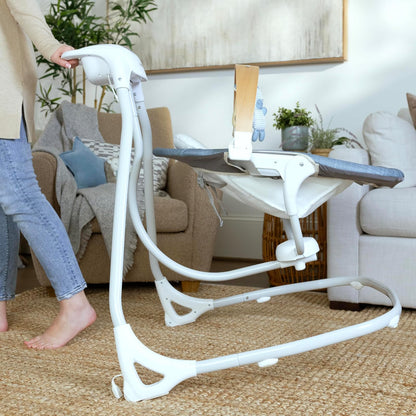 Ingenuity SimpleComfort - Columpio calmante compacto, barra de juguetes giratoria, asiento giratorio, 6 velocidades, para edades de 0 a 9 meses, hasta 20 libras, Chambray