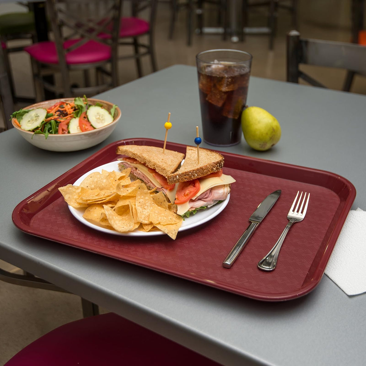 Carlisle FoodService Products Bandeja de Comida rápida de 14 x 18 Pulgadas, Polipropileno Duradero con Superficie Antideslizante, apilable para cafeterías y escuelas, sin BPA, Color Burdeos