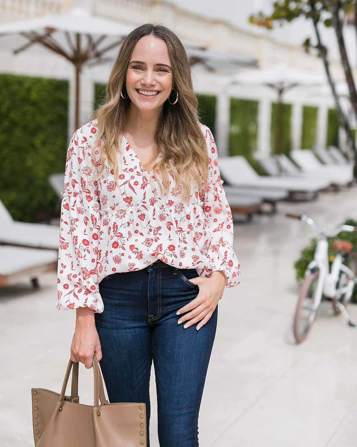 The Drop Top Para Mujer Con Estampado Floral Marfil, Cuello En V y Mangas Estilo Globo por @graceatwood