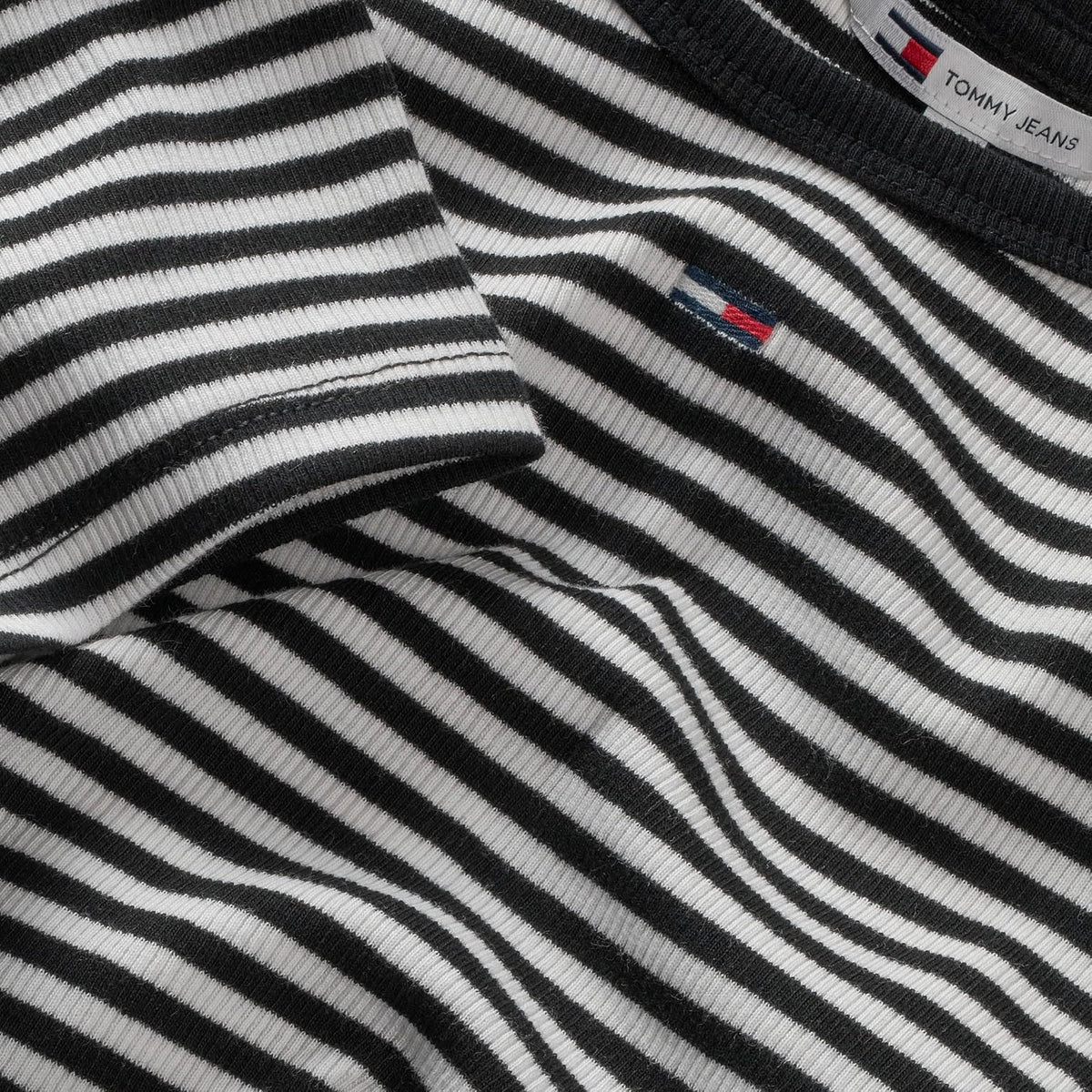 Tommy Jeans - Playera Acanalada para Mujer con Detalle Bordado de Bandera
