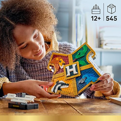 LEGO Harry Potter Escudo de Casa de Hogwarts – Juguete de Construcción – Úsalo para Decorar Exhibido en el Soporte – Descubre Objetos Ocultos – para Mayores de 12 Años – 76462