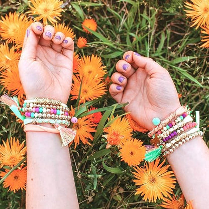 Make It Real - - Cadenas y colgantes Neo-Brite. Kit para hacer pulseras con forma de cadena dorada para niñas. Kit de manualidades para crear pulseras únicas para adolescentes con cuentas de neón, colgantes de pompones únicos y cadenas doradas