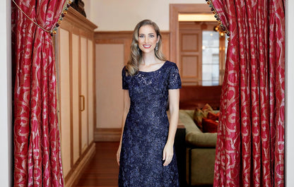 Vestido de Malla con Purpurina y Hombros Descubiertos con Falda drapeada y Cuello de Capucha