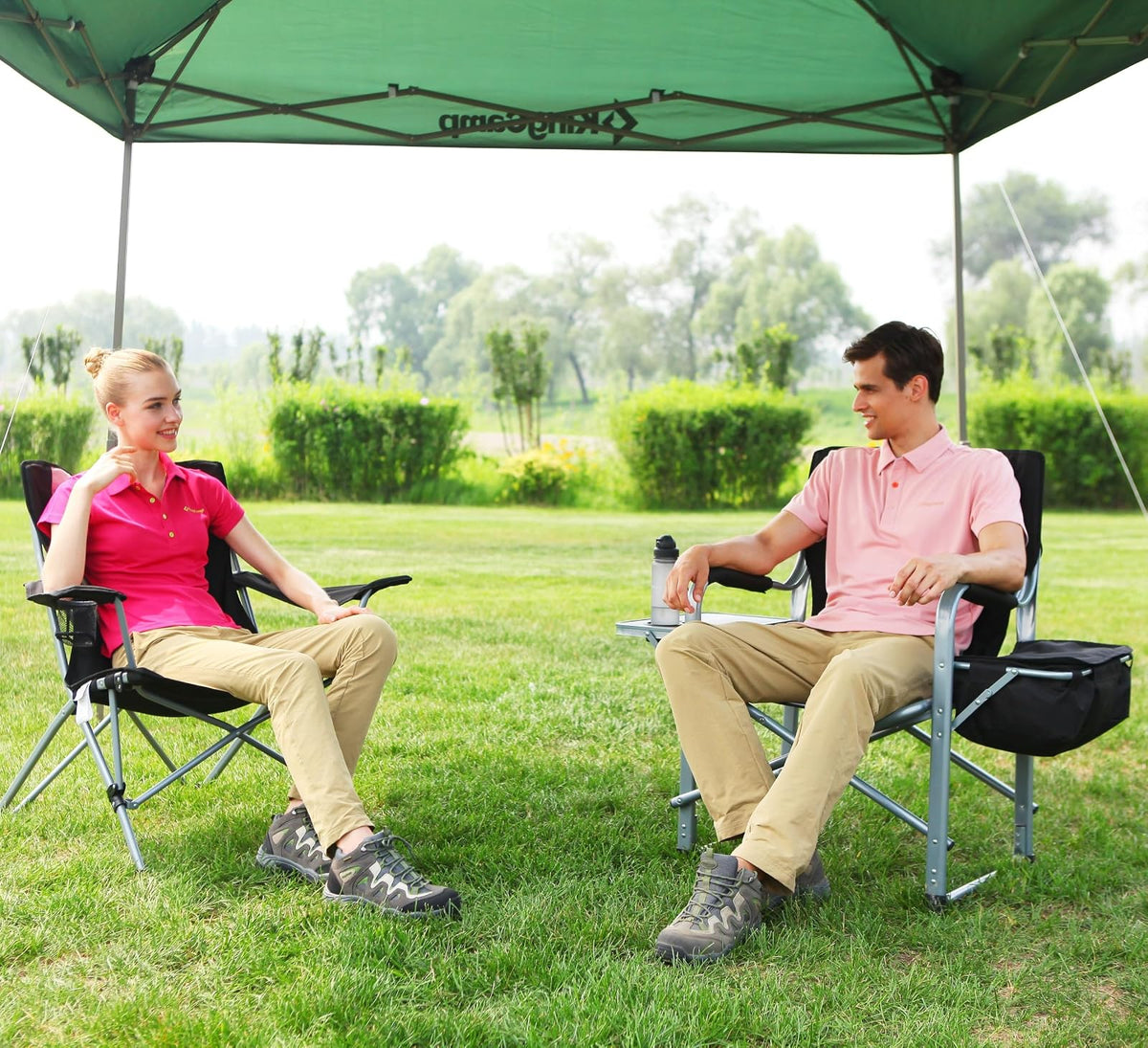 KingCamp Silla Director XXL Extra Grande con Mesa Lateral, Silla de Camping Reforzada 600 LB con Bolsa Térmica, Plegable y Portátil con Asiento Ancho para Camping, Pesca, Jardín y Deportes