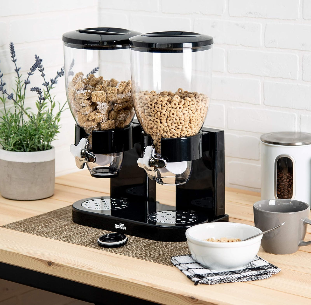 Zevro Dos dispensadores para alimentos secos, negro / cromado | Dos recipientes herméticos de 17 onzas en una base de cromo dispensan cereales, nueces o dulces en porciones uniformes