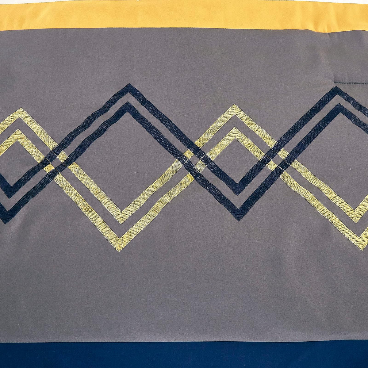 Chezmoi Collection Arden - Juego de edredón Moderno de 7 Piezas con diseño de Rayas Plisadas Bordadas en Zigzag (California King, Azul Marino/Gris/Amarillo/Blanco)