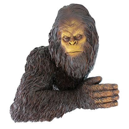 Design Toscano DB583078 Bigfoot The Bashful Yeti Escultura de árbol de jardín para interiores y exteriores, 15 pulgadas de ancho, 12 pulgadas de profundidad, 15 pulgadas de alto, polirresina fundida a