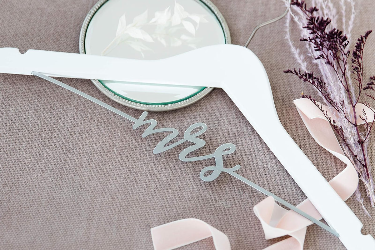 Pearhead Mrs. Percha de Ropa para Vestido de Boda, Elegante Recuerdo de Madera para Novia con Letras de Alambre cursivo, Accesorio Perfecto para Fotos y Regalo para Novia, Blanco y Plateado