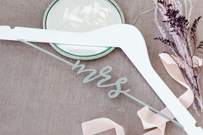 Pearhead Mrs. Percha de Ropa para Vestido de Boda, Elegante Recuerdo de Madera para Novia con Letras de Alambre cursivo, Accesorio Perfecto para Fotos y Regalo para Novia, Blanco y Plateado