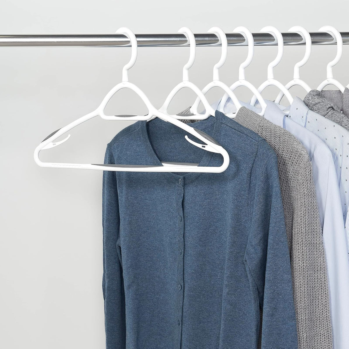 neatfreak - Juego de 5 Perchas Antideslizantes de Lujo - Perchas Que ahorran Espacio para Ropa, Pantalones, Chaquetas y Camisa, Paquete de 5, Blanco/Gris