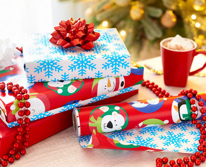 American Greetings Jumbo - Rollo de papel de regalo reversible de Navidad para niños, color rojo y azul (175 m². Pies, 1 rollo extragrande de 30 pulgadas. Pingüinos, osos polares, Papá Noel, copos de