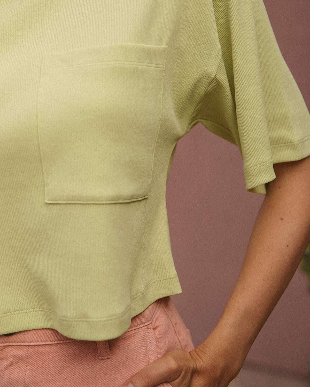 The Drop Camiseta Para Mujer, Corta, Tejida, Verde Pálido, por @amberfillerup