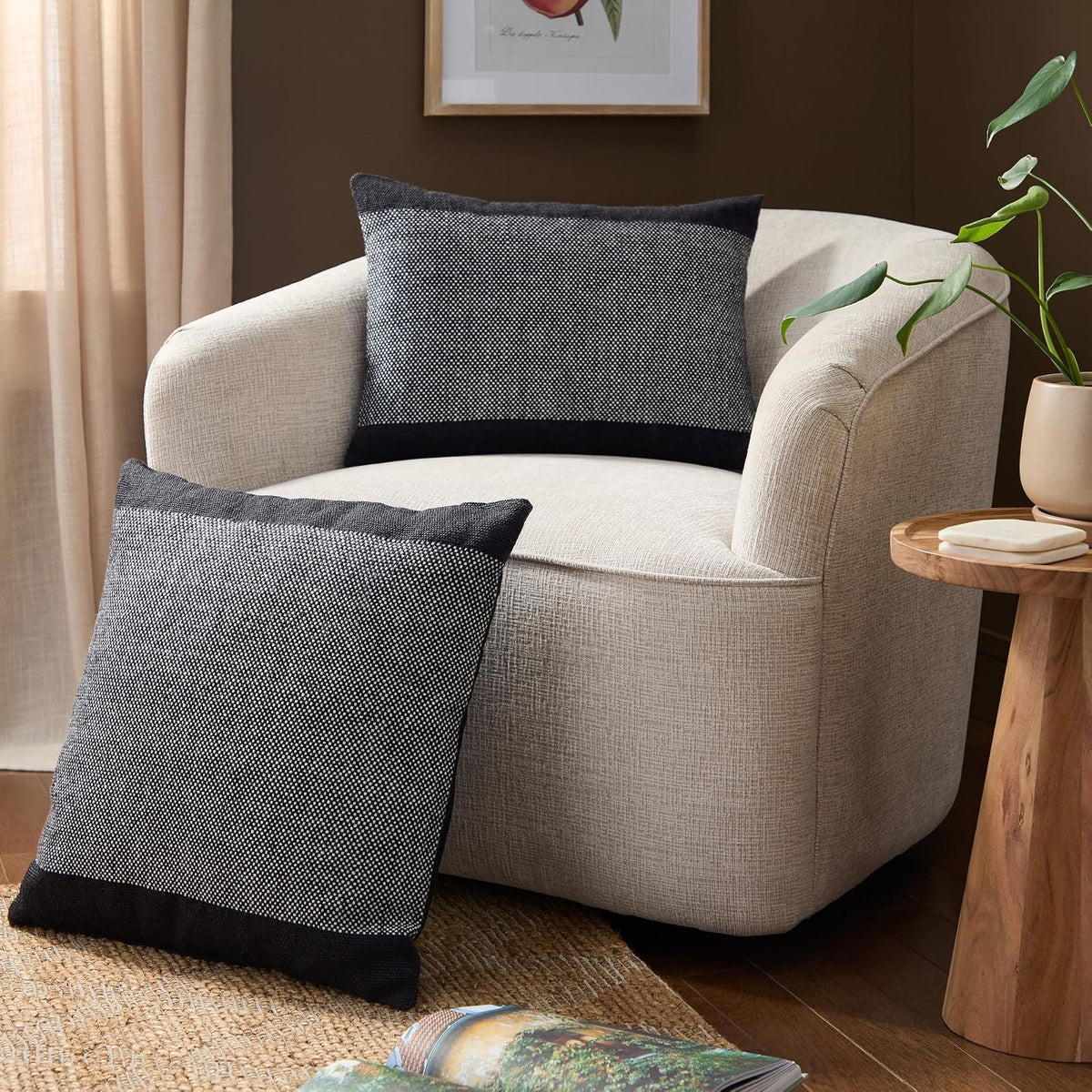 TOWN & COUNTRY TERRA - Almohada Decorativa para Interiores y Exteriores, 14 x 20 Pulgadas, Negro/Marfil